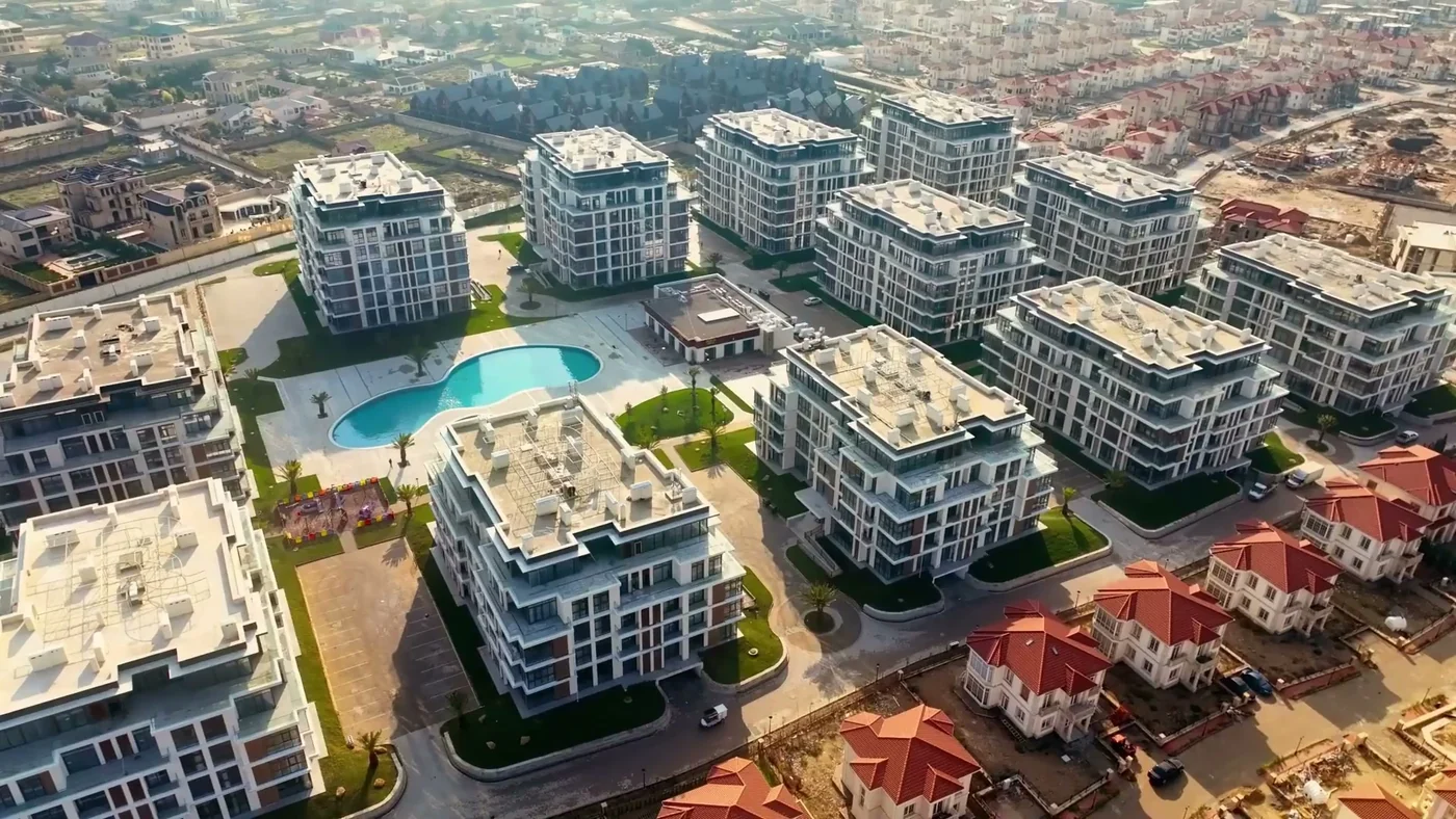 Yaxınlıqdakı villalar və ağ korpuslar, havadan görünüş