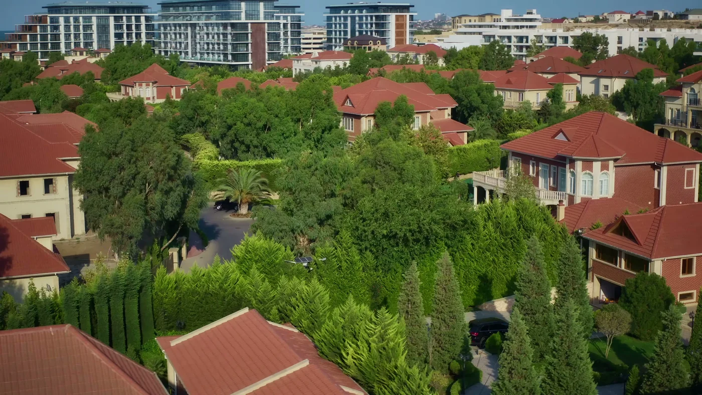 Панорама квартала: виллы, бассейн и корпуса